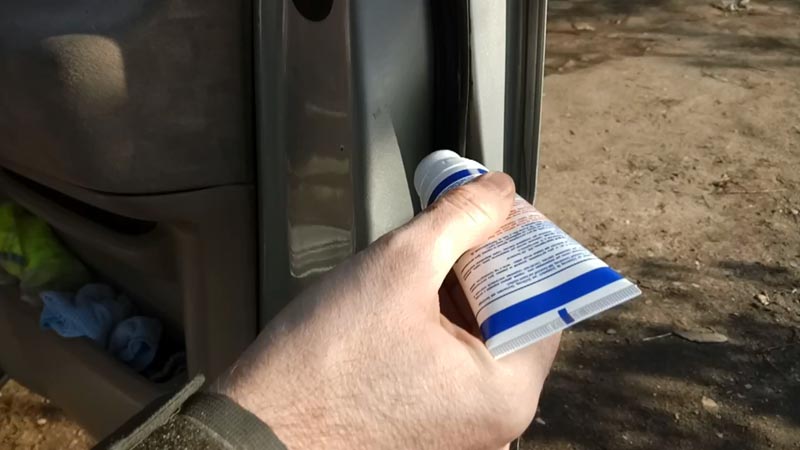 Защита от шума и влаги: секреты ухода за уплотнителями дверей и окон автомобиля