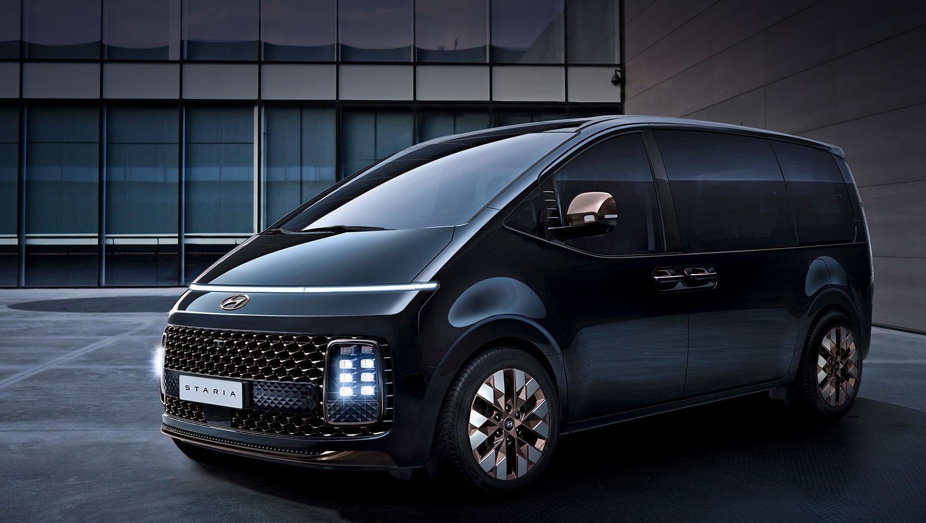 5. Hyundai Staria Lounge EV (будущая модель)